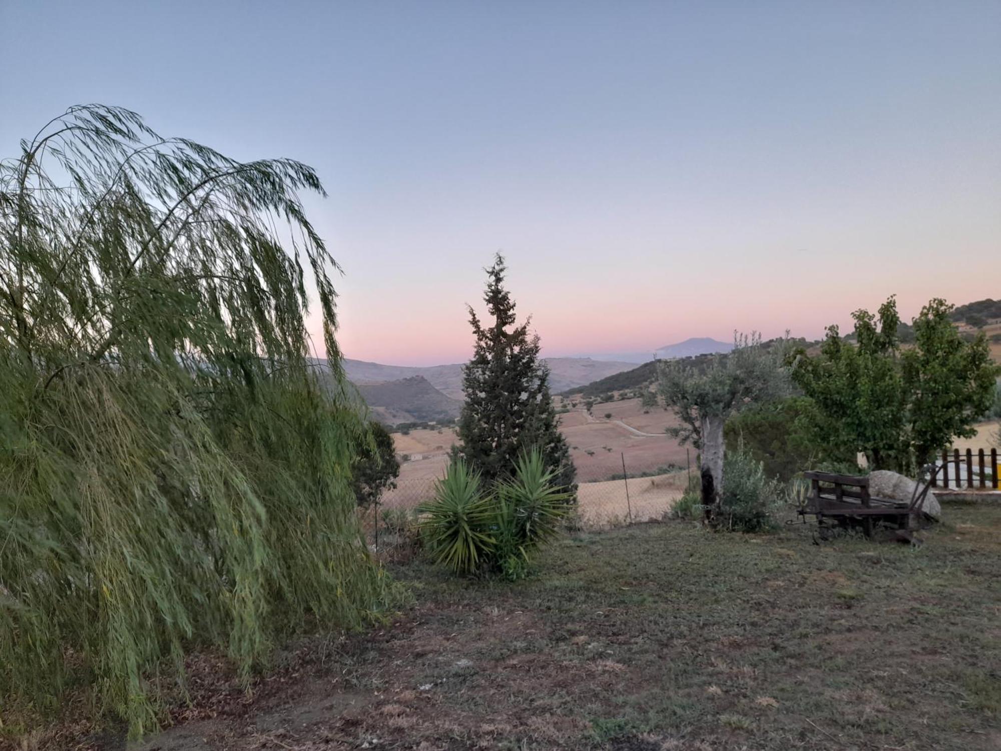 Agriturismo La Stragola นิโกเซีย ภายนอก รูปภาพ