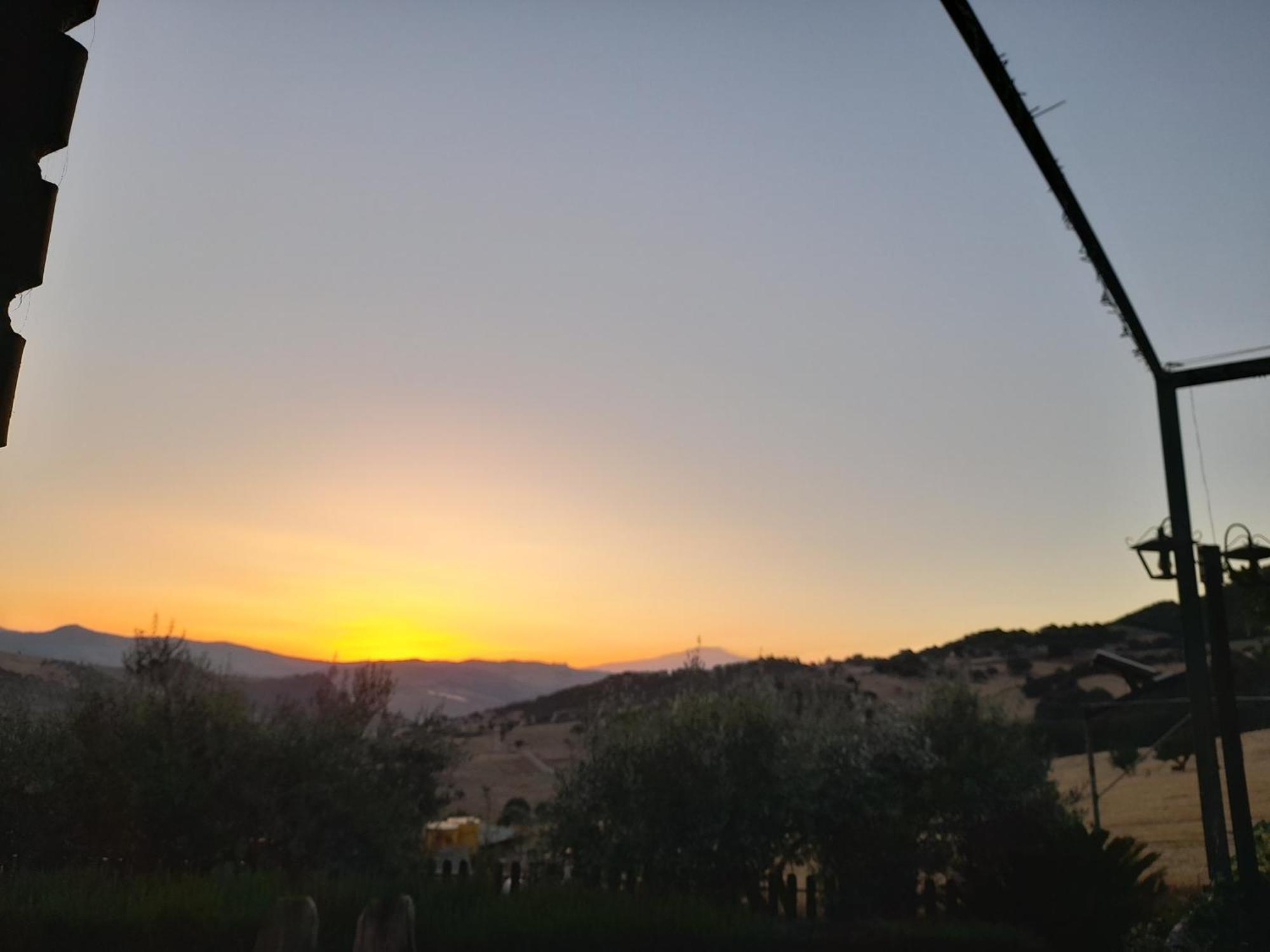 Agriturismo La Stragola นิโกเซีย ภายนอก รูปภาพ