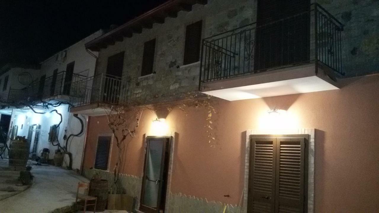Agriturismo La Stragola นิโกเซีย ภายนอก รูปภาพ