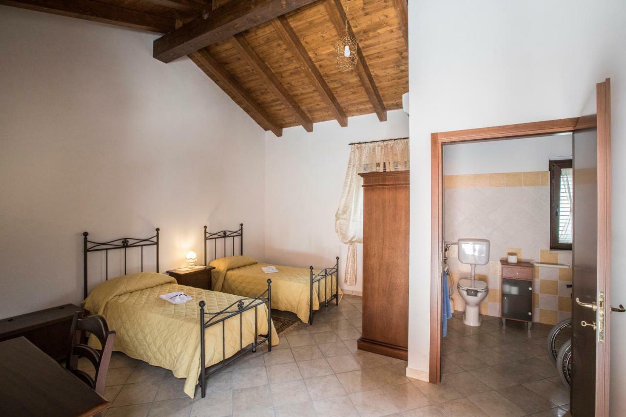 Agriturismo La Stragola นิโกเซีย ภายนอก รูปภาพ