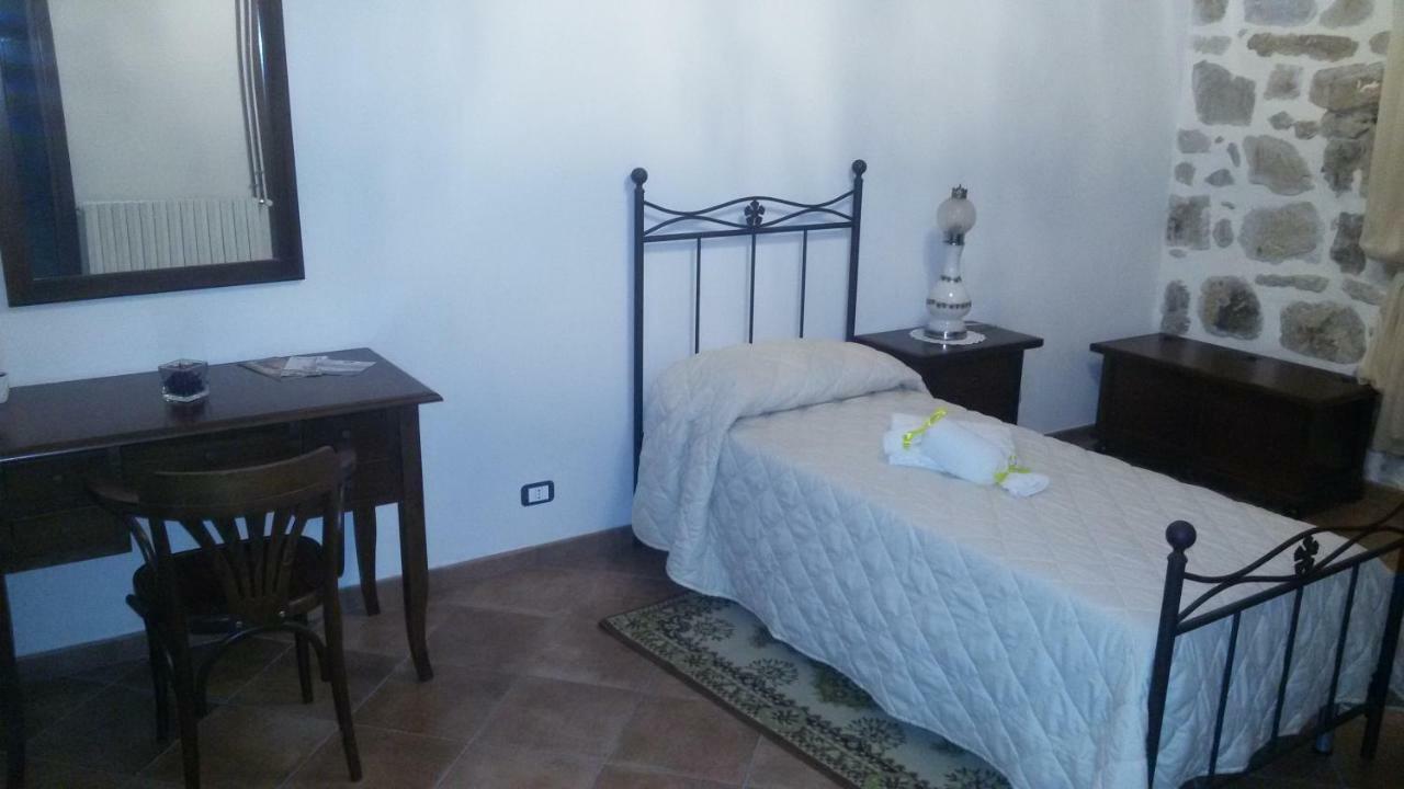 Agriturismo La Stragola นิโกเซีย ภายนอก รูปภาพ